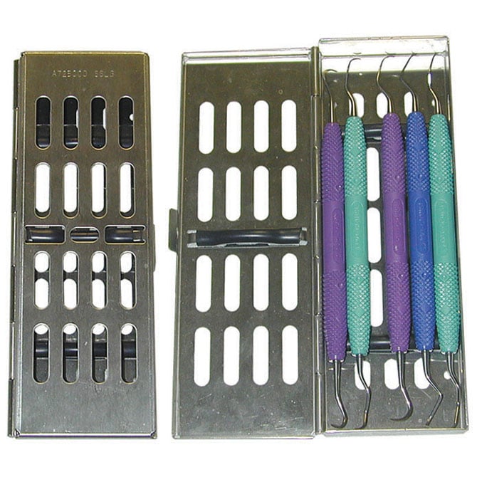 Diese Kassette eignet sich ideal für die Zusammenstellung von kleinen, speziellen Sets bis maximal 5 Instrumenten. Der Kassettendeckel lässt sich seitlich aufklappen und enthält eine Silikonauflage zum sicheren Halt von Graceys, Küretten, Explorern, Befundungsinstrumenten und lagert durch eine spezielle Einlage auch Pinzetten sicher ein.